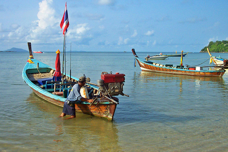 preparing a long tail boat