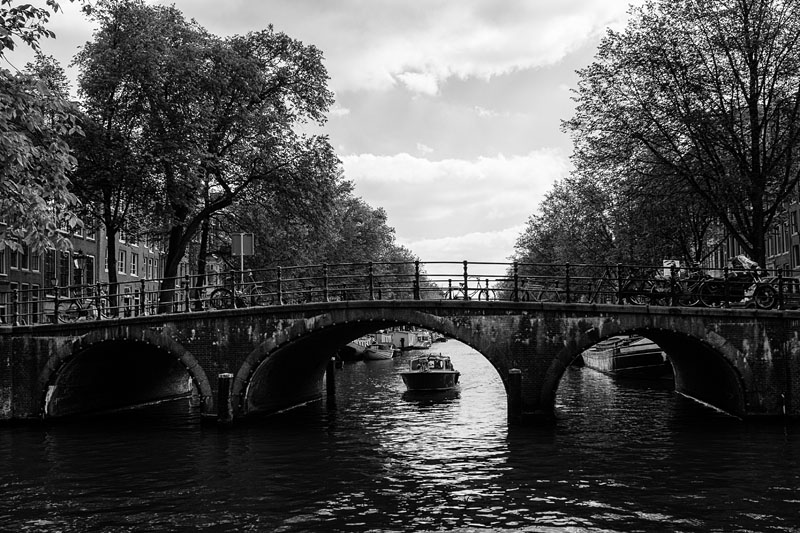 boat on the Keizersgracht passing under a bridge
