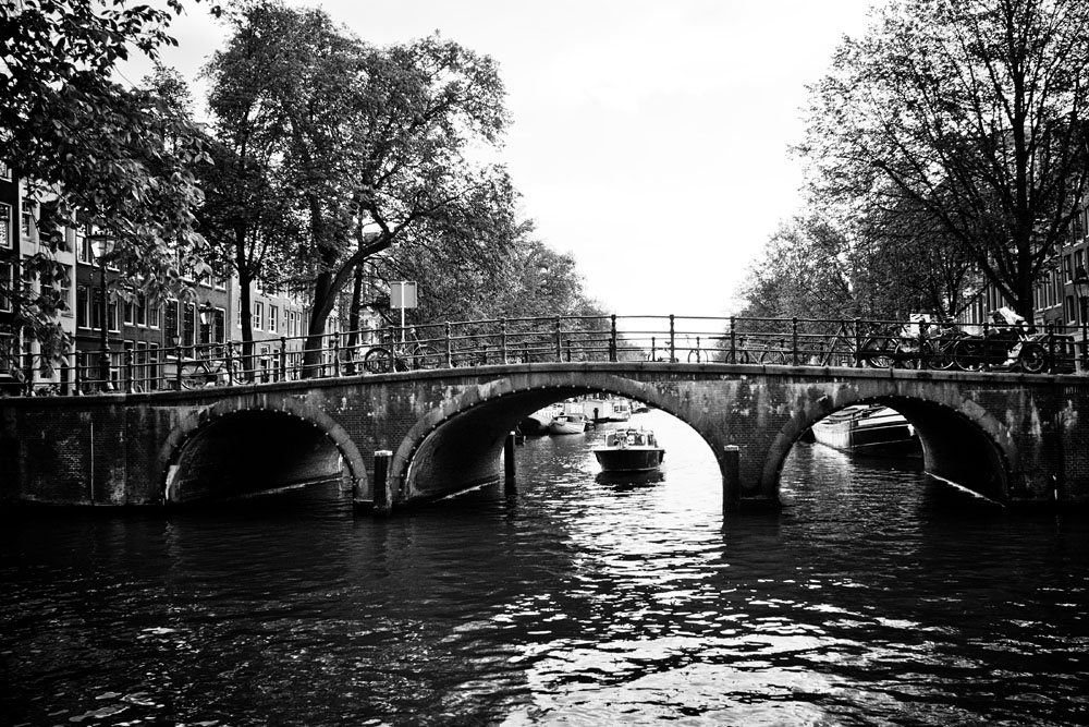boat on the Keizersgracht passing under the bridge (Brouwersgracht in the foreground)