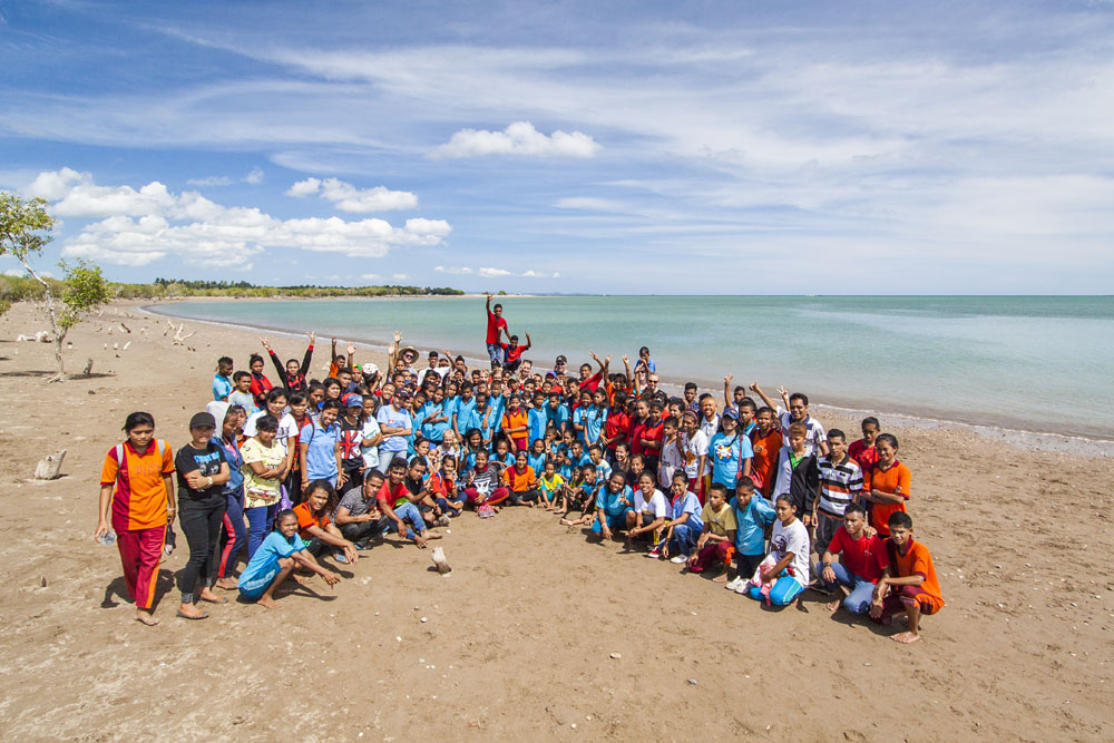 Elpida School students, teachers and the Wings To Work team at the beach